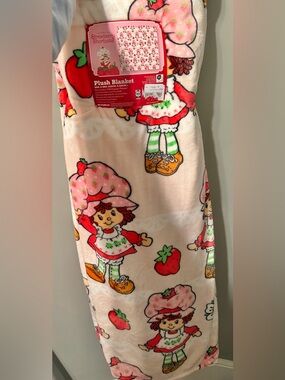 Strawberry Shortcake Blanket large NWT